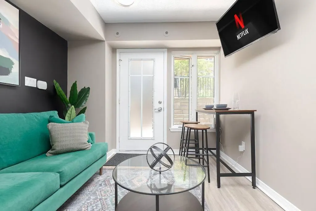 Apartment Lakeside Haven: Cozy Townhome In Liberty Village! Toronto