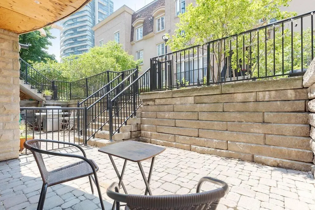 Apartment Lakeside Haven: Cozy Townhome In Liberty Village! Toronto