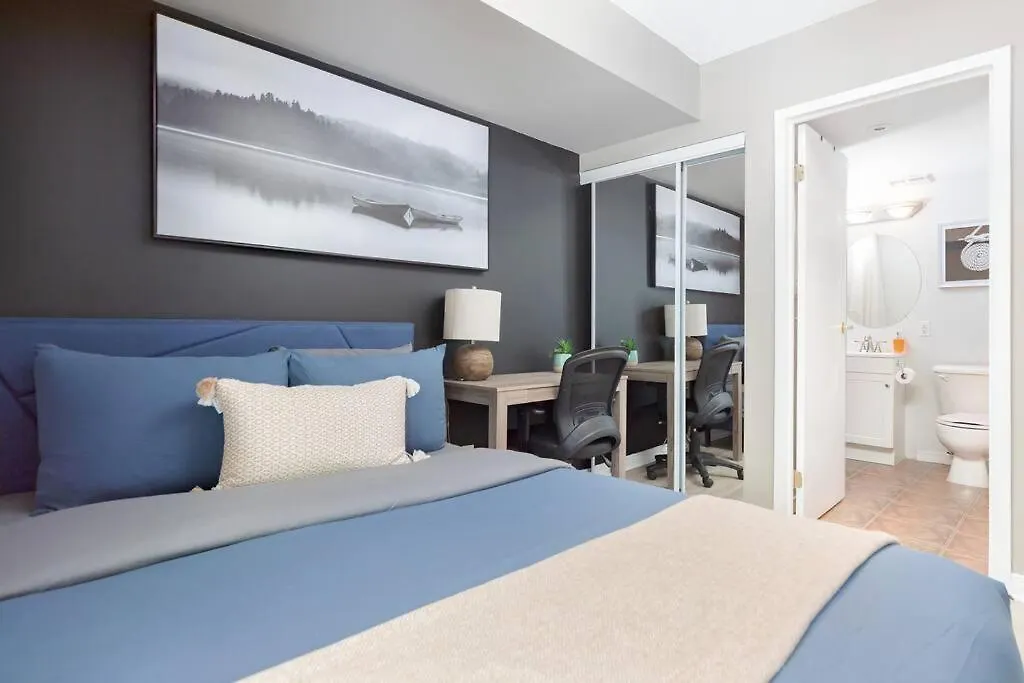 Lakeside Haven: Cozy Townhome In Liberty Village! Toronto Canada