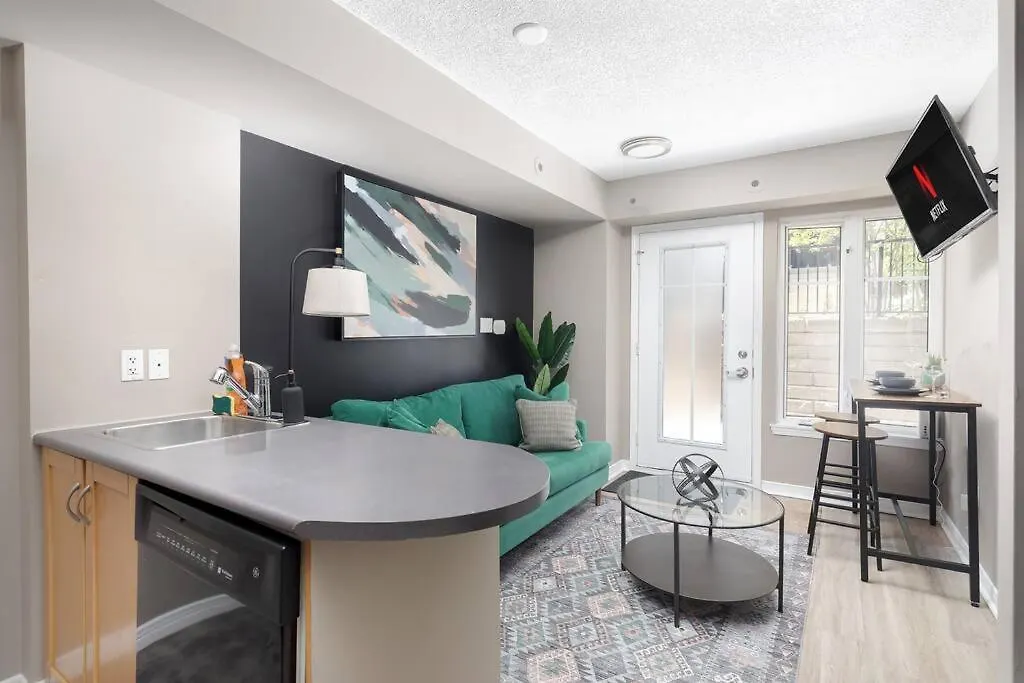 Lakeside Haven: Cozy Townhome In Liberty Village! Toronto Apartment