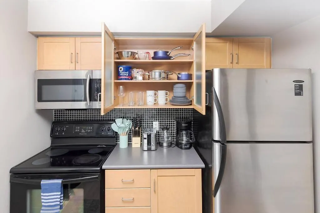 Lakeside Haven: Cozy Townhome In Liberty Village! Toronto Apartment