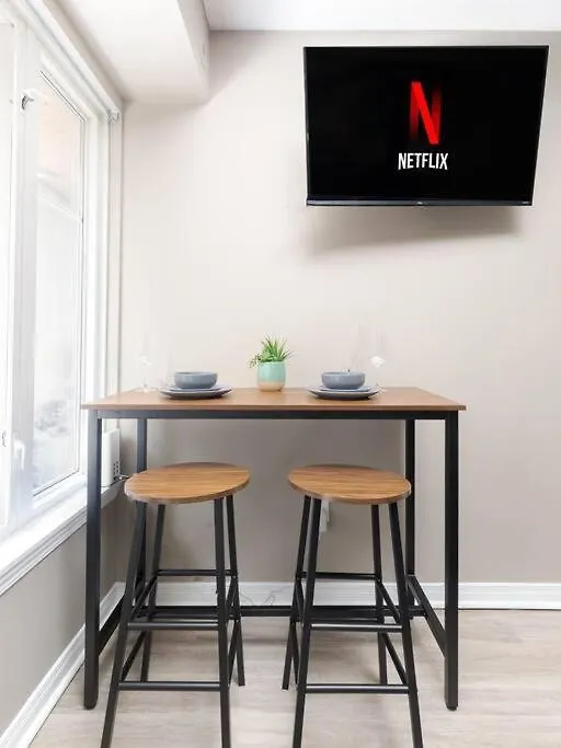 Apartment Lakeside Haven: Cozy Townhome In Liberty Village! Toronto