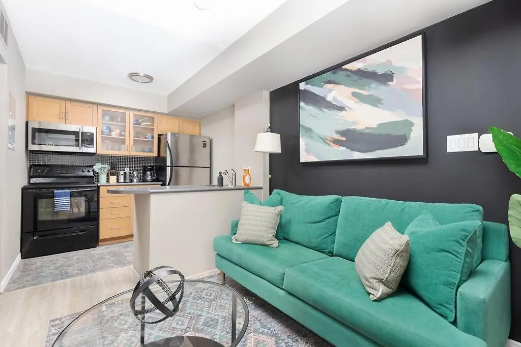 Lakeside Haven: Cozy Townhome In Liberty Village! Toronto