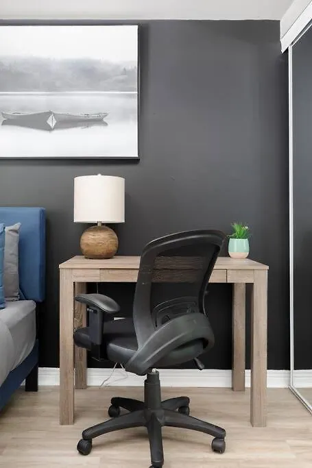 Lakeside Haven: Cozy Townhome In Liberty Village! Toronto Canada